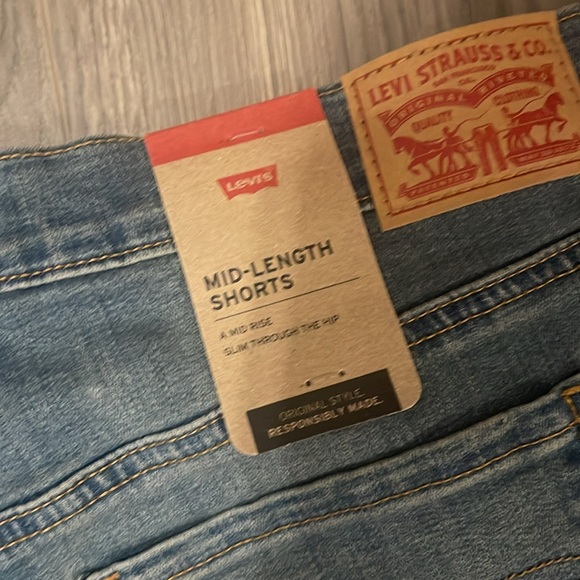 Levi’s mid length shorts size 32 - Picture 3 of 4